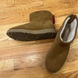 Ugg boot mini chestnut with red zipper